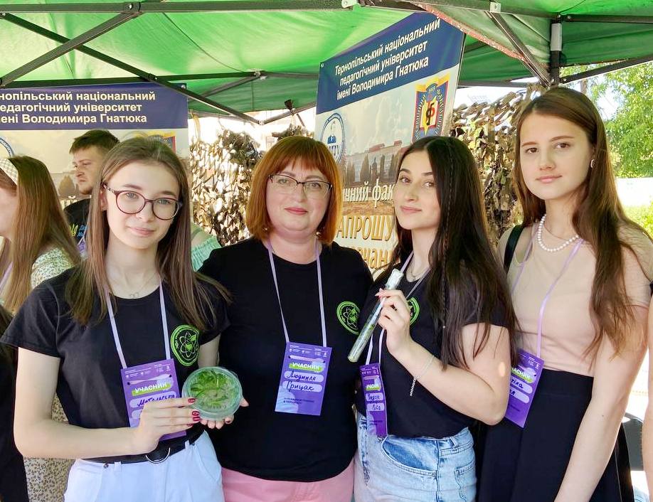 Проф. Людмила Грицак з студентами лабораторії екобіотехнології